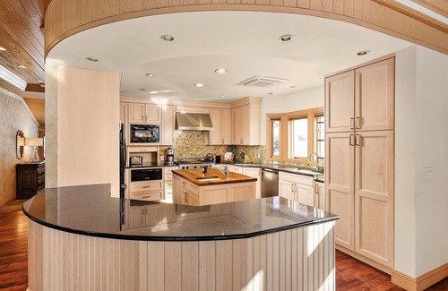 Aspen House | Spacious and cozy 5,000sf retreat walking distance to downtown!