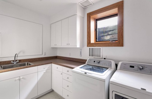 Aspen House | Spacious and cozy 5,000sf retreat walking distance to downtown!