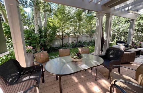 Aspen House | Spacious and cozy 5,000sf retreat walking distance to downtown!
