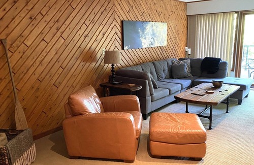 Wiarton Cottage | Spacious and cozy waterfront cottage in a quiet & friendly lakeside community.