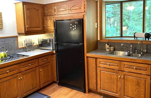 Wiarton Cottage | Spacious and cozy waterfront cottage in a quiet & friendly lakeside community.