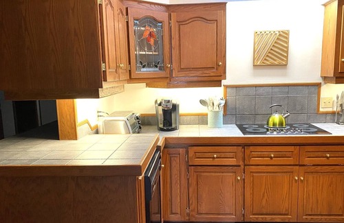 Wiarton Cottage | Spacious and cozy waterfront cottage in a quiet & friendly lakeside community.