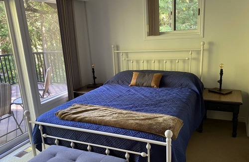 Wiarton Cottage | Spacious and cozy waterfront cottage in a quiet & friendly lakeside community.
