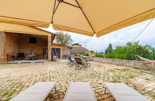 Siena Apartment | Spacious and elegant 200 sqm farmhouse with independent entrance, able to accommodate up to 10 people, organized on two levels, connected by an internal wooden staircase (NOT suitable for disabled people). The house is part of an ancient convent from the
