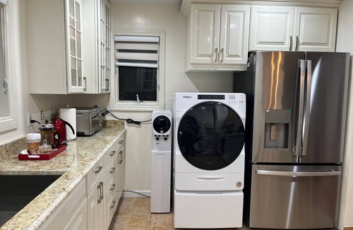 Murray Hill Apartment | Spacious and Elegant apartment on second floor with all the amenities.