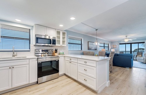 Sanibel Condo | Spacious and lovely seaside decor in this top floor corner unit.