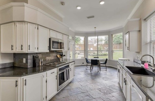 Grand Prairie House | Spacious and Luxury Home w/Cinema Room and Pool