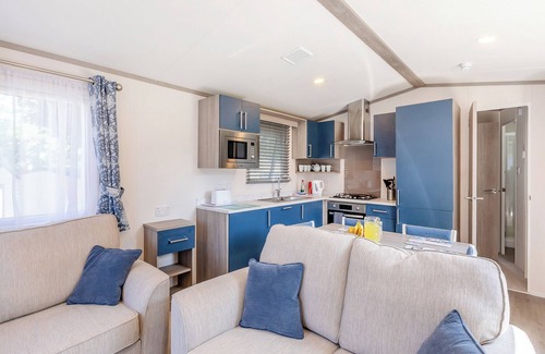 Axminster House | Spacious and luxurious 12ft-wide caravan with one double and one twin.