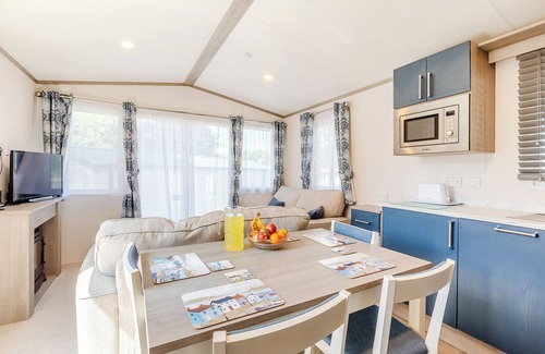 Axminster House | Spacious and luxurious 12ft-wide caravan with one double and one twin.