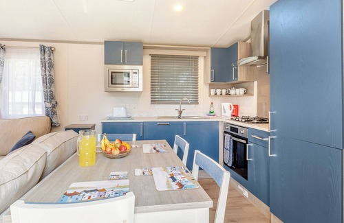 Axminster House | Spacious and luxurious 12ft-wide caravan with one double and one twin.