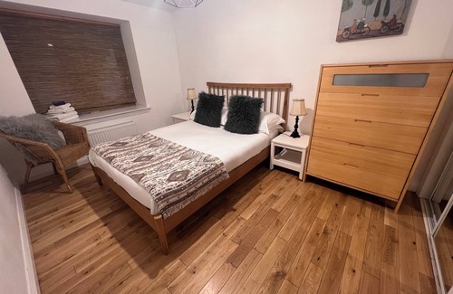 North West Apartment | Spacious and Modern 3 Bedroom 1 Bathroom Apartment Near Art School, City Centre