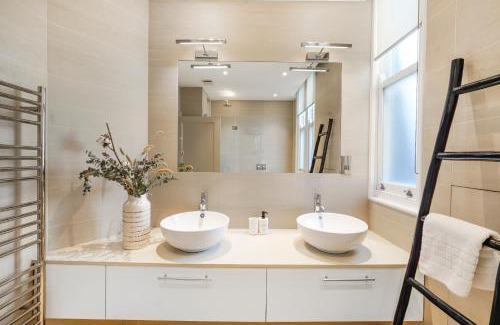 Royal Borough of Kensington and Chelsea Apartment | Spacious and Modern 4 beds home in Kensington