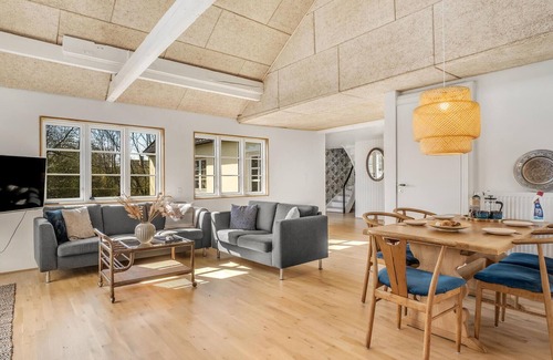 Østermarie House | Spacious and modern cottage in central location in Østermarie.