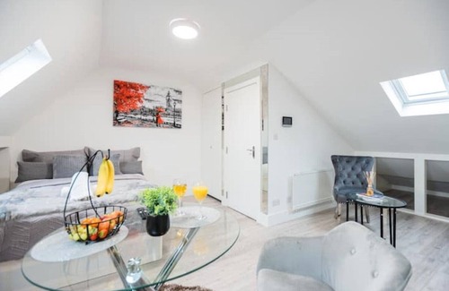 Golborne Apartment | Spacious and Modern studio in London