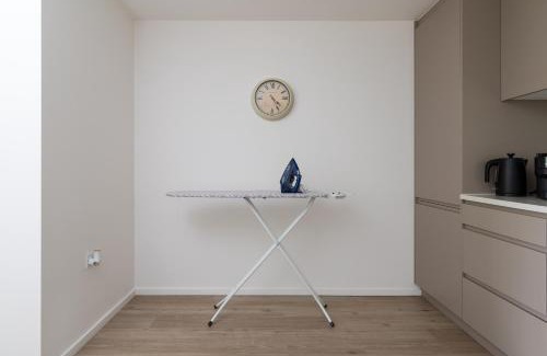 Central Milton Keynes Apartment | Spacious and Quiet with Free Parking Ideal for Families and Business Stays