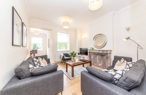 Abingdon Apartment | Spacious and recently modernised two-bedroom apartment in Kensington