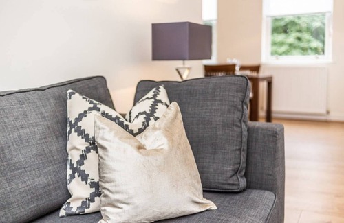 Abingdon Apartment | Spacious and recently modernised two-bedroom apartment in Kensington