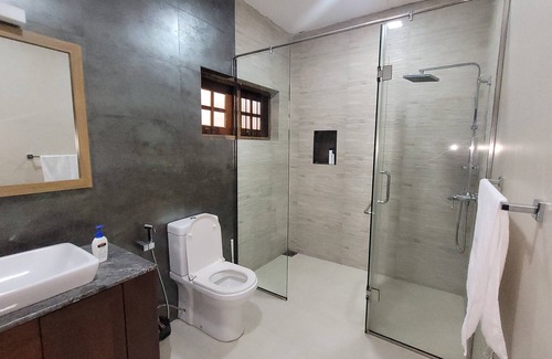 Wellawatte House | Spacious and Serene 5-bedroom Family Home with AC and WiFi in Colombo