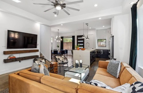 Govalle House | Spacious and Sleek Modern Elegance |Heated Pool