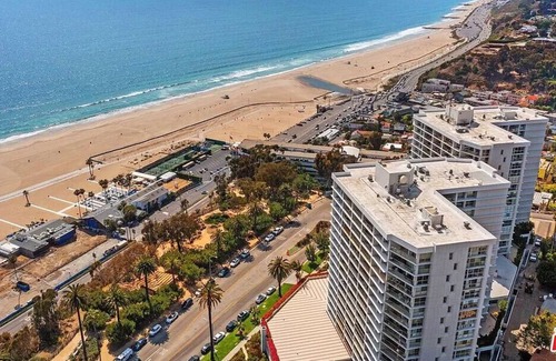 Downtown Condo | Spacious and Stylish Beach Front Condo/@ Santa Monica Pier