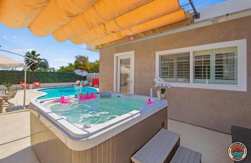 San Carlos House | Spacious and Stylish 5BR with Pool plus Guest House