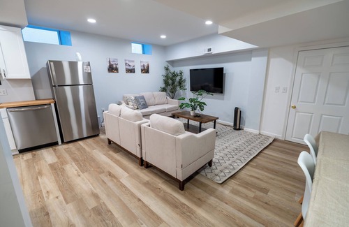 Beverly Apartment | Spacious and Stylish Apartment Perfect for Your Getaway in Beverly!