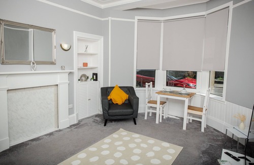 Dumbarton Apartment | Spacious and Traditional Home in Dumbartonshire