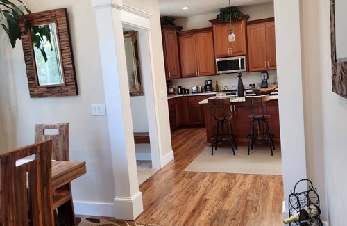 Eugene House | Spacious and tropical 2 bedroom oasis . Sleeps 4