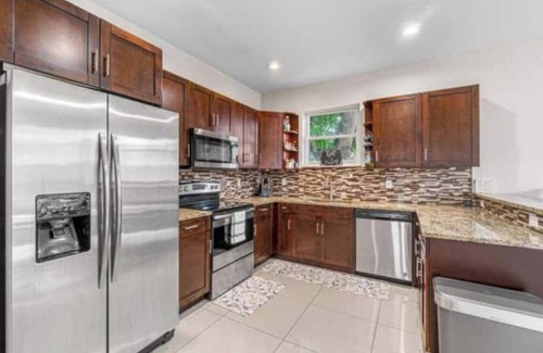 Greenacres House | Spacious and Updated 3/2 Bed and Bath!