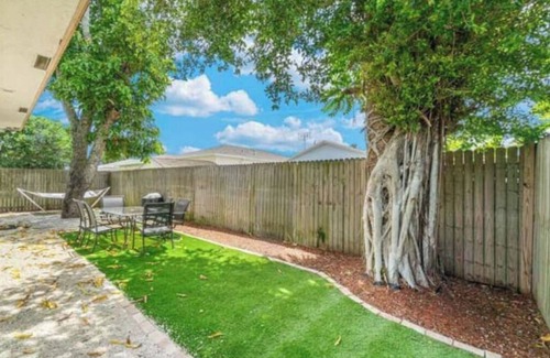Greenacres House | Spacious and Updated 3/2 Bed and Bath!