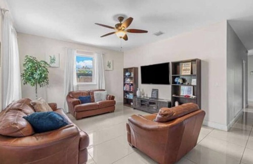 Greenacres House | Spacious and Updated 3/2 Bed and Bath!