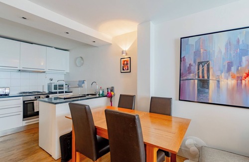 Oval Apartment | Spacious and Well-Connected 1BD near Oval Station