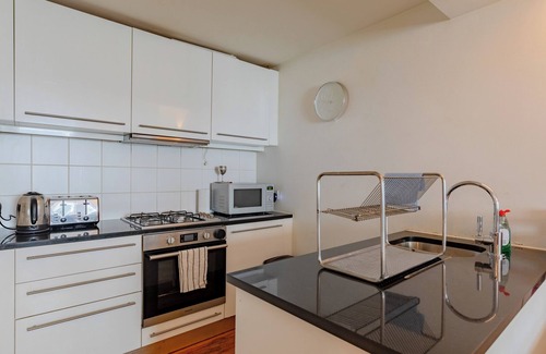 Oval Apartment | Spacious and Well-Connected 1BD near Oval Station