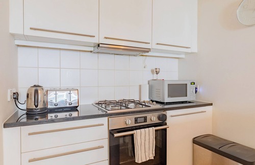 Oval Apartment | Spacious and Well-Connected 1BD near Oval Station