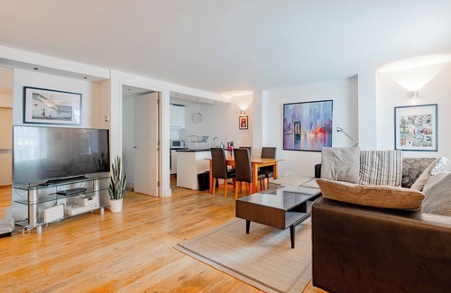 Oval Apartment | Spacious and Well-Connected 1BD near Oval Station