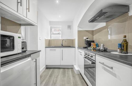 Courtfield Apartment | Spacious Apartment 5 Mins Walk to South Kensington, Hyde Park, Chelsea, Perfect For Families, Free Tea, Coffee, Super Fast WiFi