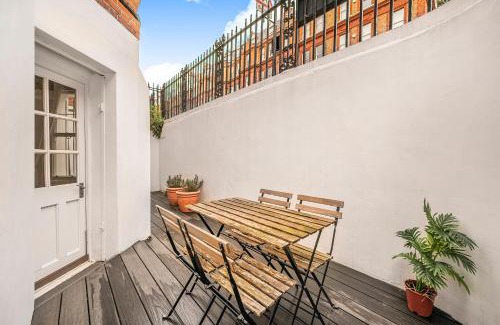 Courtfield Apartment | Spacious Apartment 5 Mins Walk to South Kensington, Hyde Park, Chelsea, Perfect For Families, Free Tea, Coffee, Super Fast WiFi