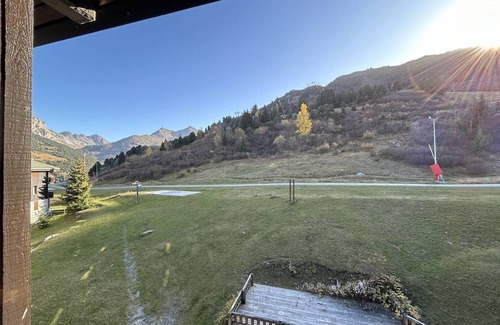 Meribel-Mottaret Apartment | Spacious apartment at the foot of the slopes with balcony, Wi-Fi and ski locker