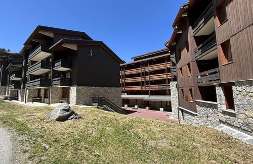 Meribel-Mottaret Apartment | Spacious apartment at the foot of the slopes with balcony, Wi-Fi and ski locker