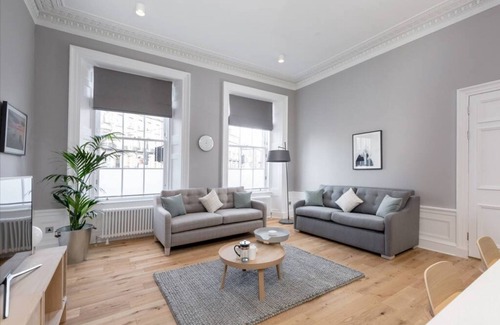 West End Apartment | Spacious Apartment close to Princes Street