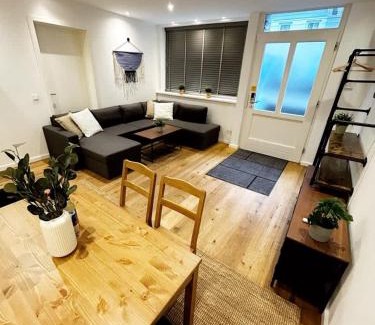 Rotherbaum Apartment | Spacious Apartment for 12 in Hamburg