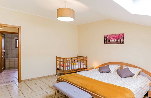 Hoepertingen Apartment | Spacious apartment in Hoepertingen (Borgloon) in city center
