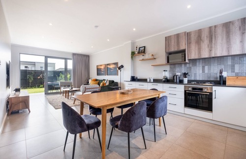 Salt Rock Apartment | Spacious Apartment in Zululami l Pool