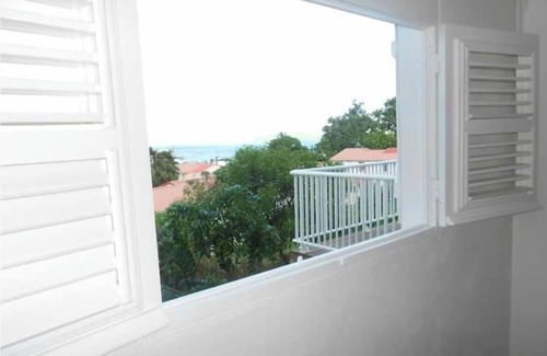 La Trinite Apartment | Spacious apartment near the sea (Garden level)