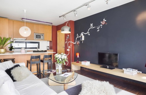 Sant Gervasi Apartment | Spacious apartment near Teknon with small terrace for 4 people - WiFi