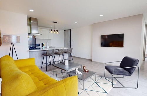 Calle 100 Apartment | Spacious Apartment on 10th Floor in Bogota