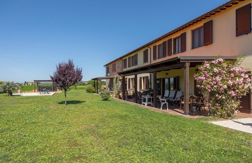 Castiglione del Lago Apartment | Spacious apartment with all amenities within walking distance of Castiglione del Lago.