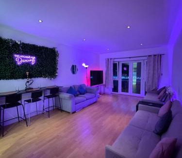 Welford Apartment | Spacious Apartment with Balcony