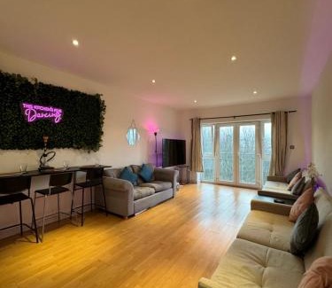 Welford Apartment | Spacious Apartment with Balcony