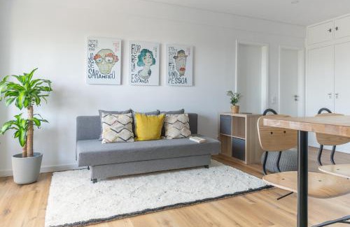 Santo Condestavel Apartment | Spacious Apt Campo D'Ourique with AC